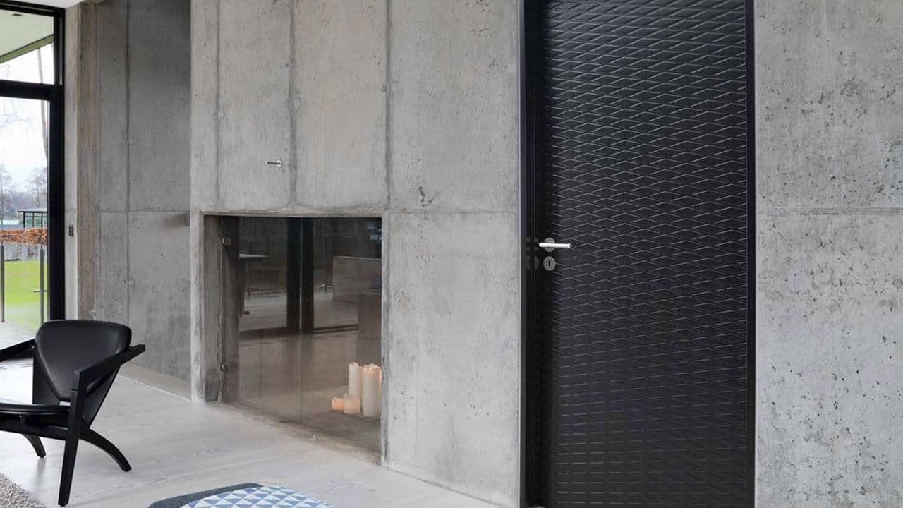 Svart lydisolerte innerdør i moderne bolig.