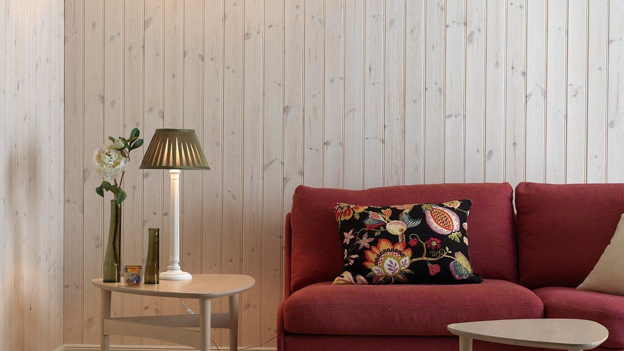 Stue med ferdigbehandlet panel.