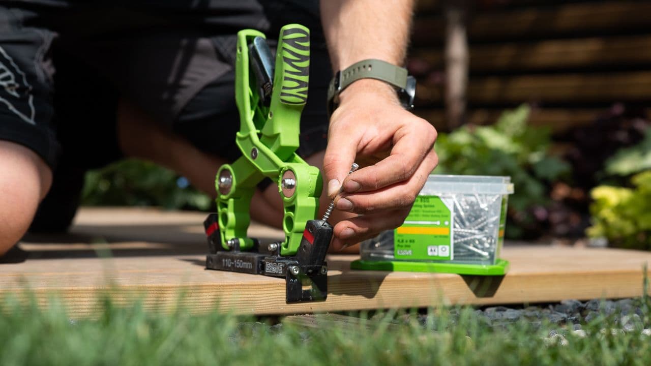 Syrefaste skruer som skrus i terrasse med skjult innfesting.
