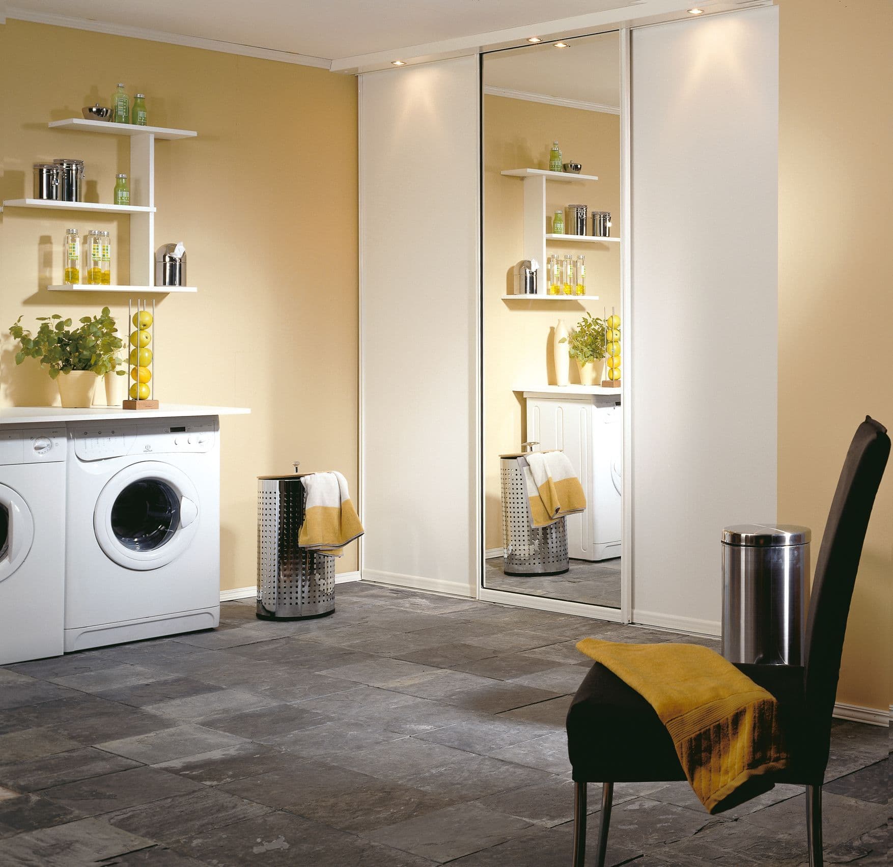 Oppvaskrom med garderobeskap som oppbevaring.