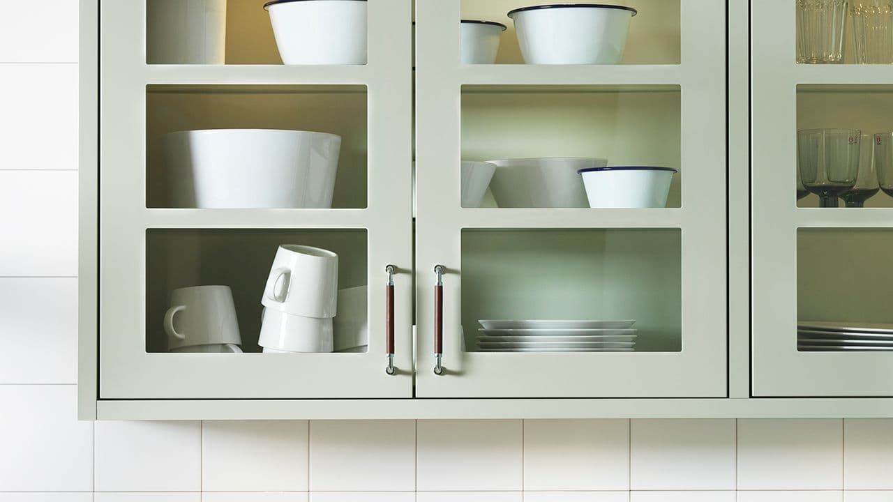 Grønn kjøkkeninnredning med vitrineskapdører fra Drømmekjøkkenet.