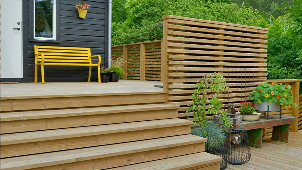 Terrasse med trapp og rekkverk.