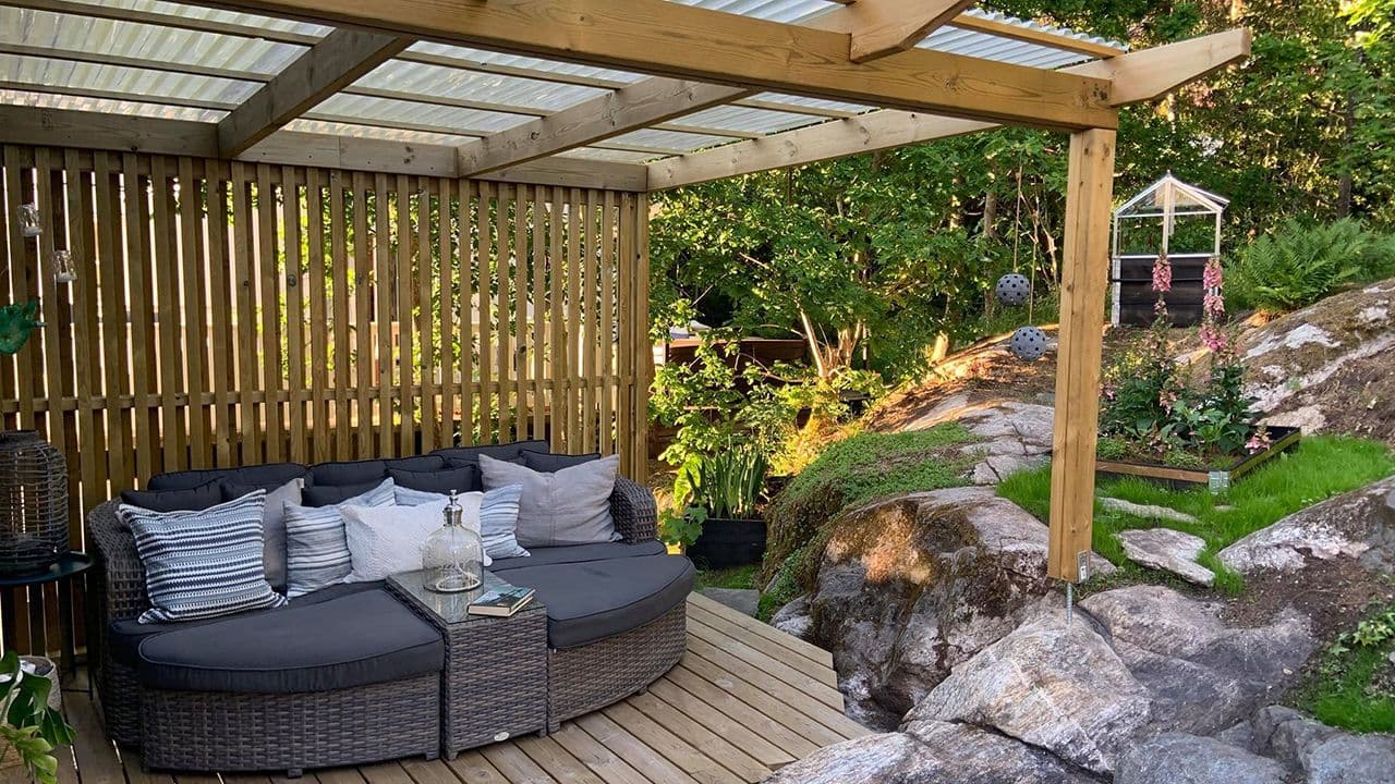 Uteplass med pergola.
