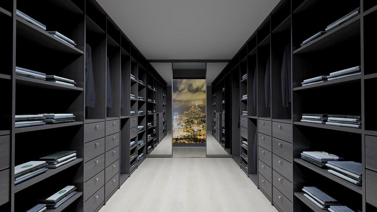 Sort walk-in-garderobe med lyst tregulv.