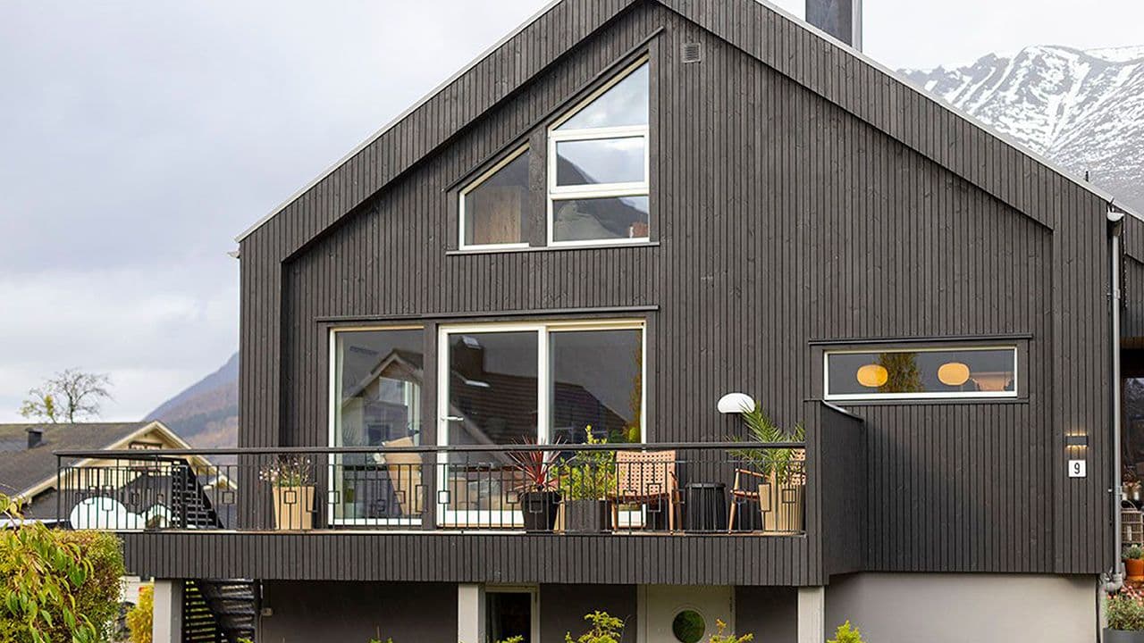 Hus med moderne, stående kledning av smale kledningsbord.