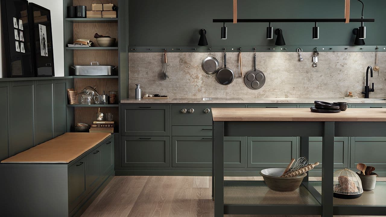 Grønt kjøkken med kjøkkenøy med åpne hyller.