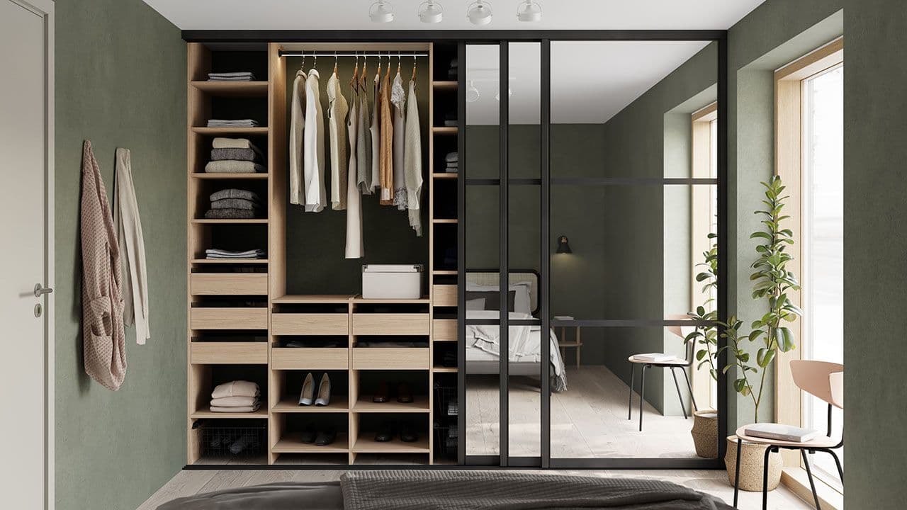 Åpen speildør på skyvedørsgarderobe.