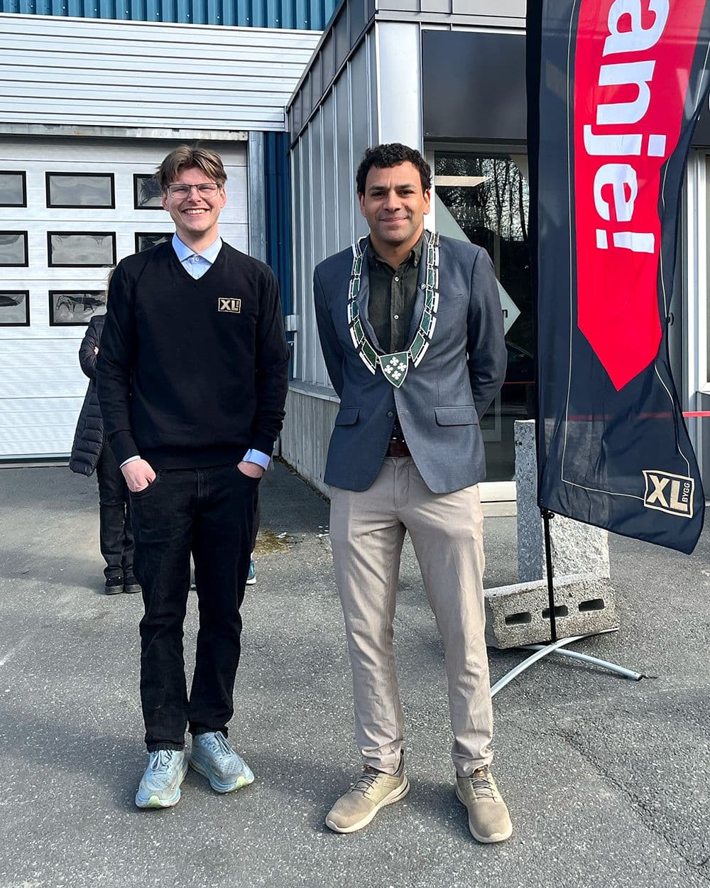 daglig leder Daniel Hansen hos XL-BYGG Enebakk og ordfører Christopher Leiknes