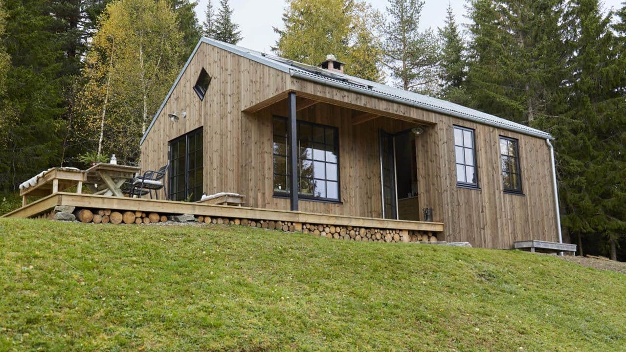 Hytte med kledning i malmfuru.