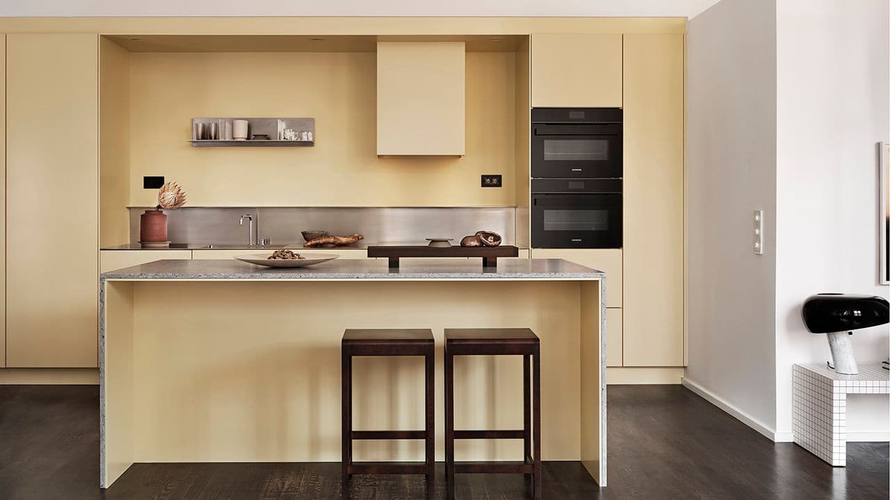 Gult kjøkken fra Drømmekjøkkenet i fargen Dus gul.