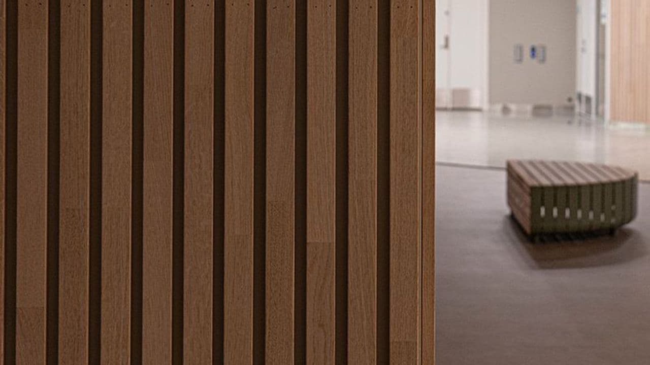 En vegg laget av løse eikespiler.