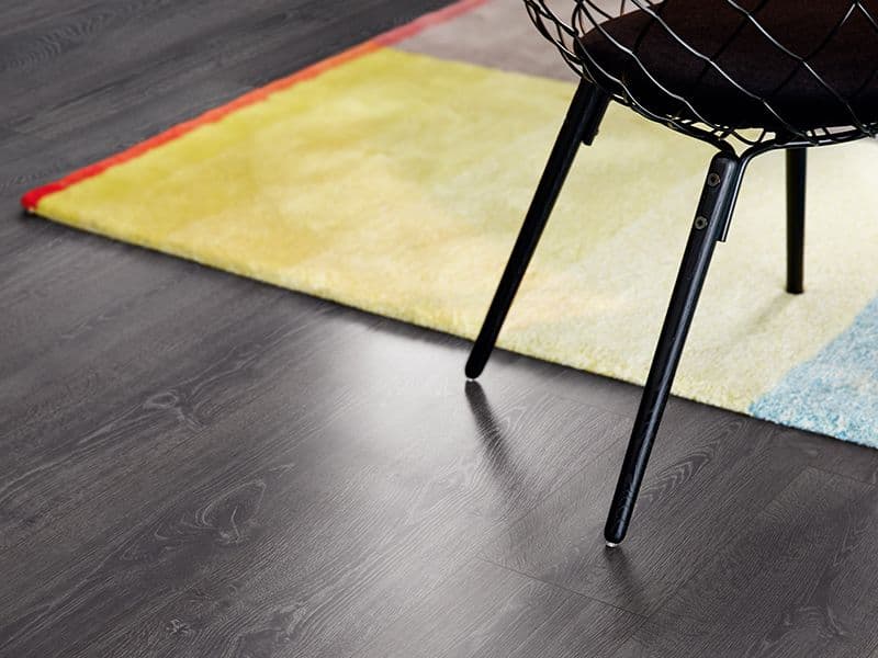 Nærbilde av mørkt gulv.