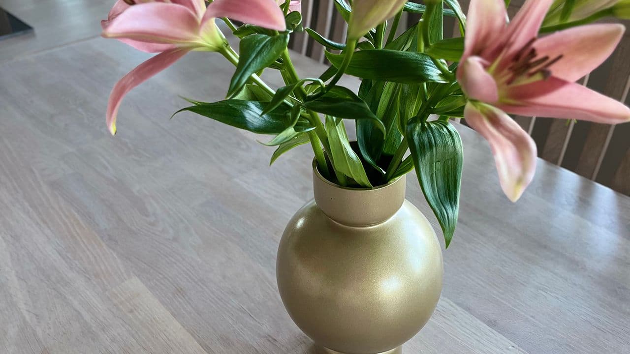 Vase spraymalt med Quick Bengalack Effektspray 170 Gull Metallic.