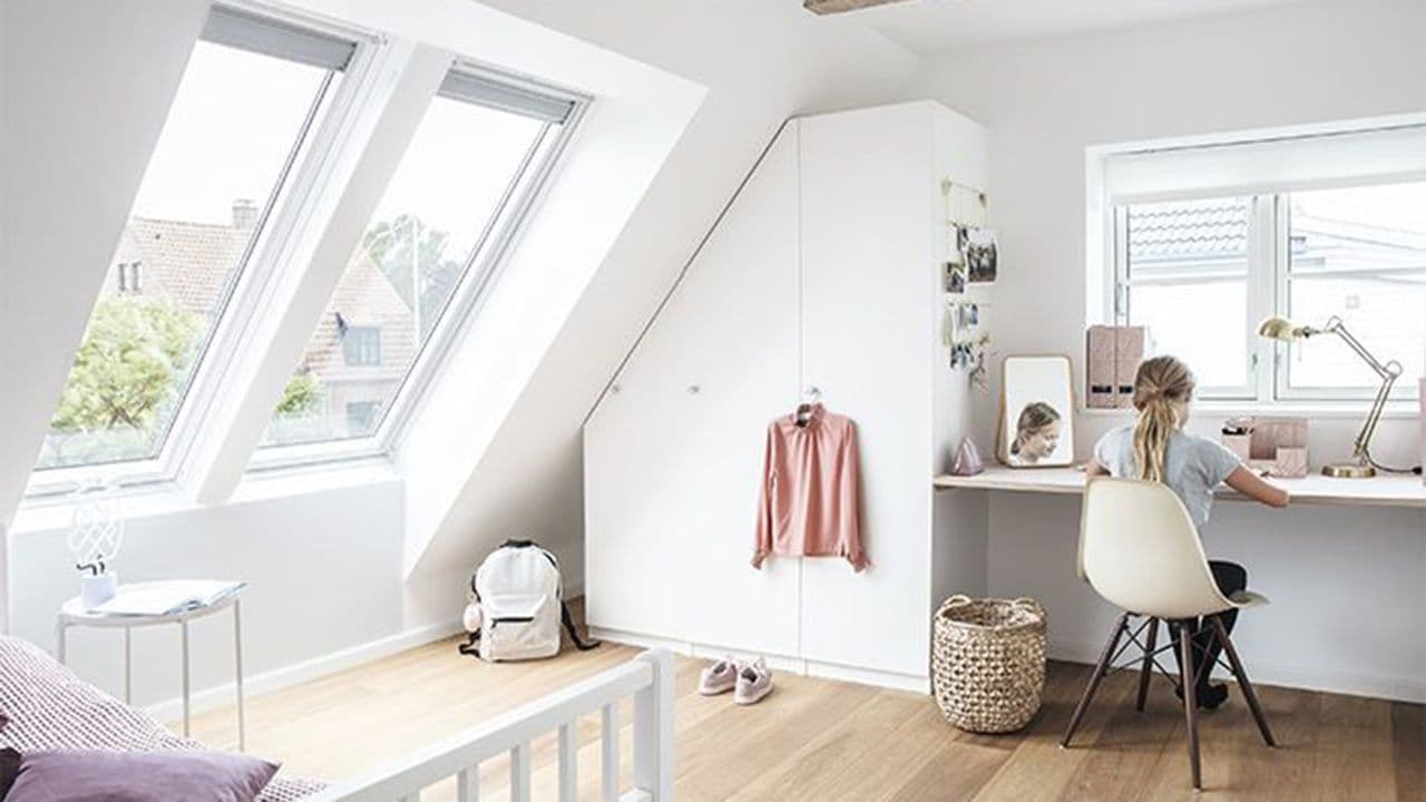 Barnerom med takvindu.