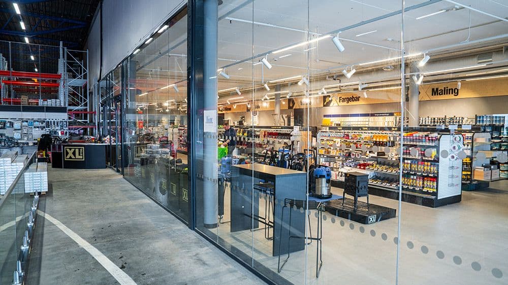 Små- og storvarebutikken er adskilt med en 18 meter lang glassvegg hos XL-BYGG Lofoten