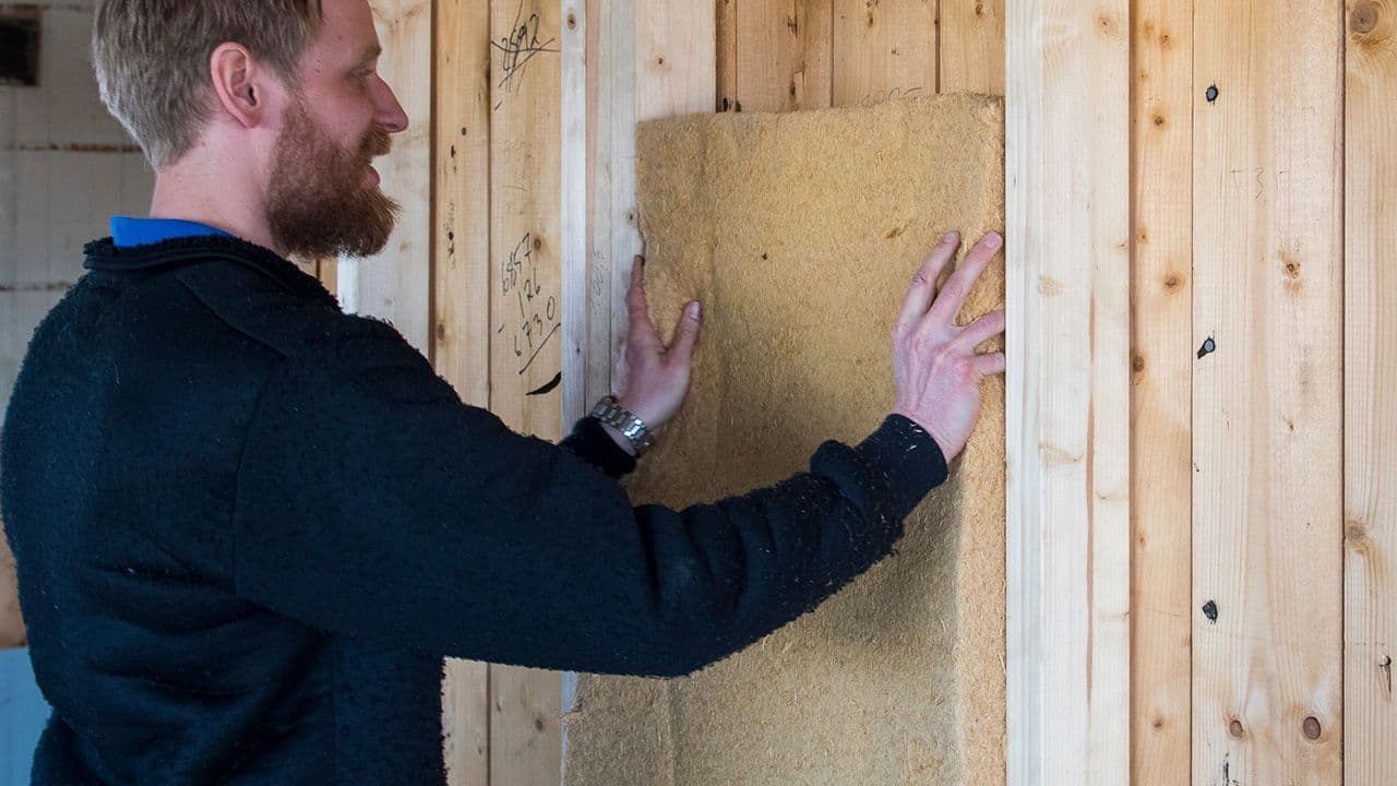 dobbeltgarasje med to grå porter