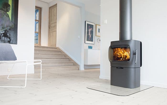 Rentbrennende ildsted i stue.