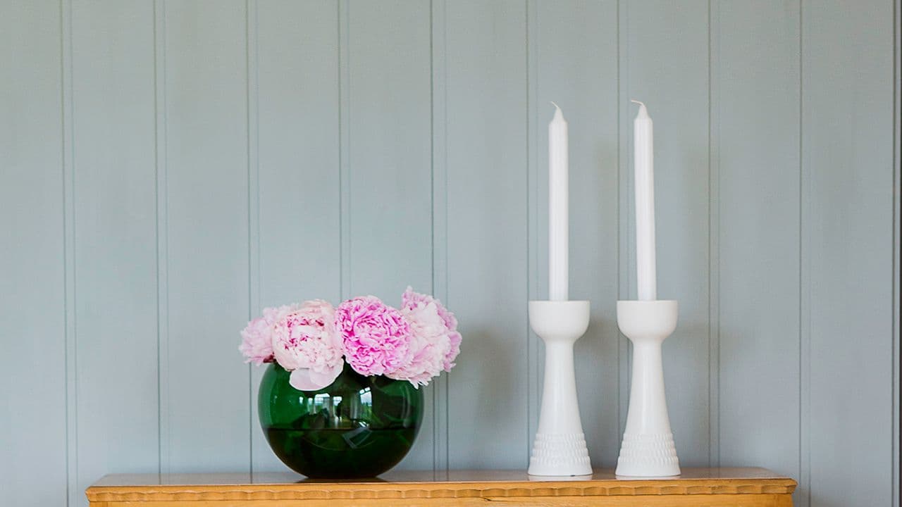 Malt panel i sval blåfarge i hytte.