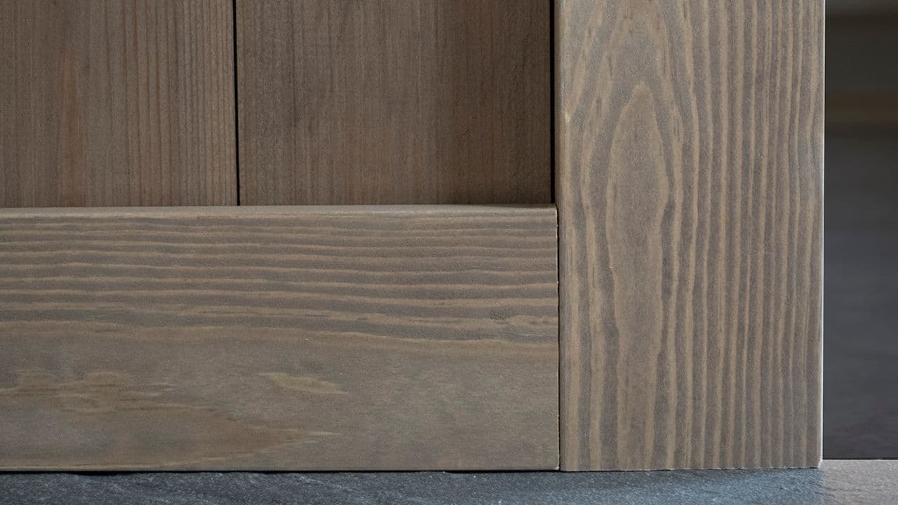 Listverk i samme treslag og beis som veggen.