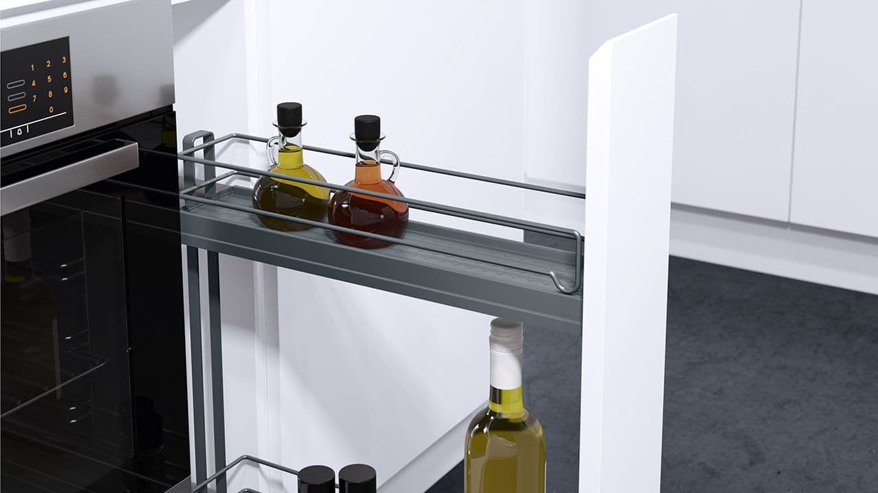 Kjøkken med smart uttrekkbar hylleløsning ved siden av stekeovnen.