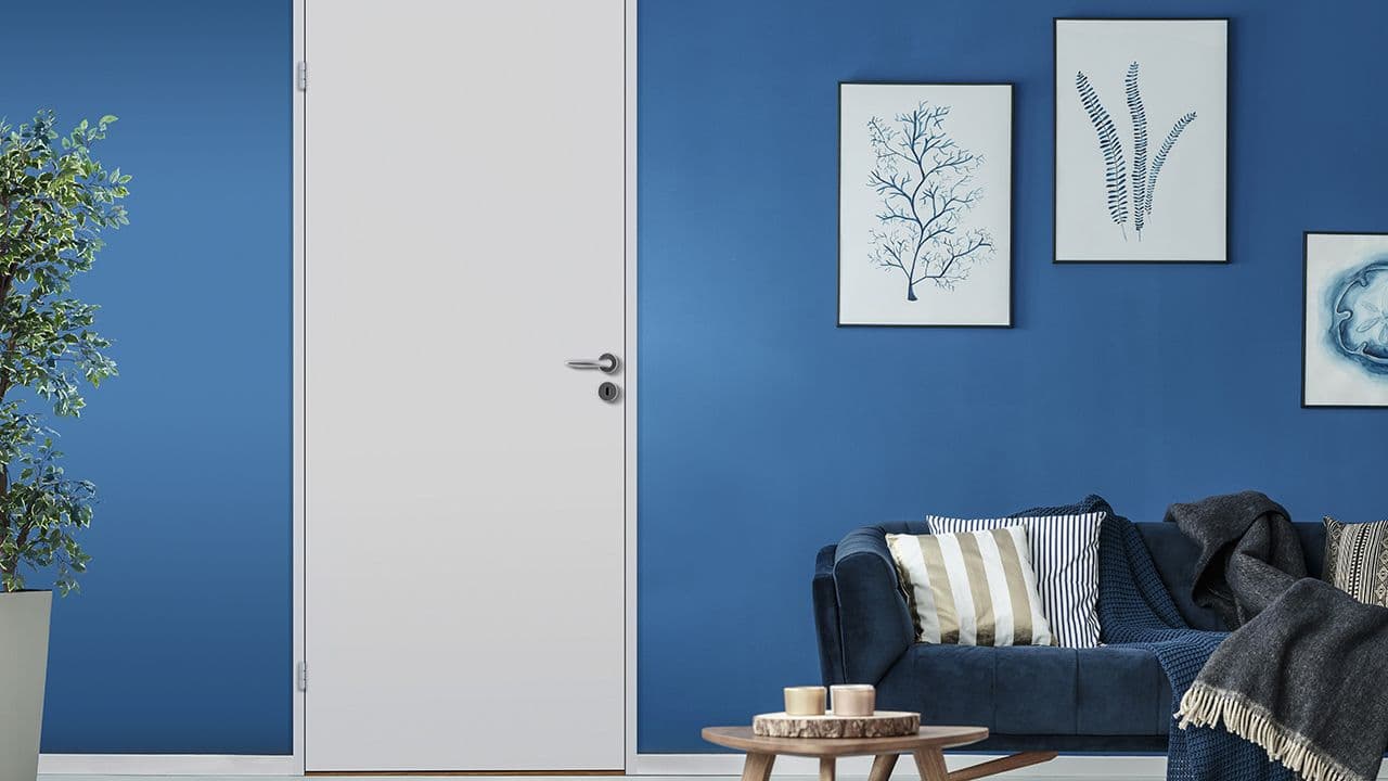 hvit dør og blå vegger