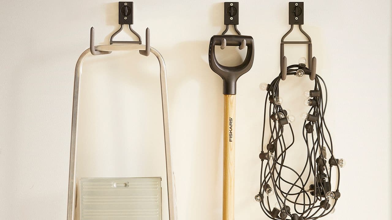 Kroker som garasjeinnredning og brukes til oppbevaring av stige, spade og lyslenke.