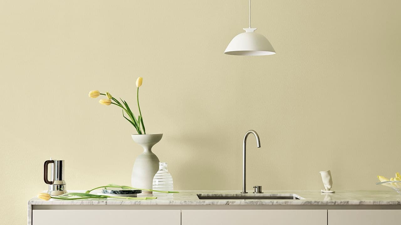 Kjøkken med malt vegg i lys grønn farge.