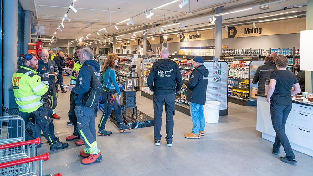 mange besøkende på åpningen av nye XL-BYGG Lofoten