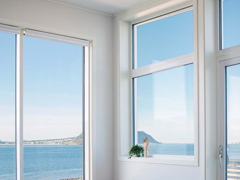 vinduer som har glass med solskjerming