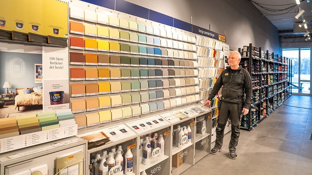 Vegg med maling og fargeprøver hos XL-BYGG Lofoten