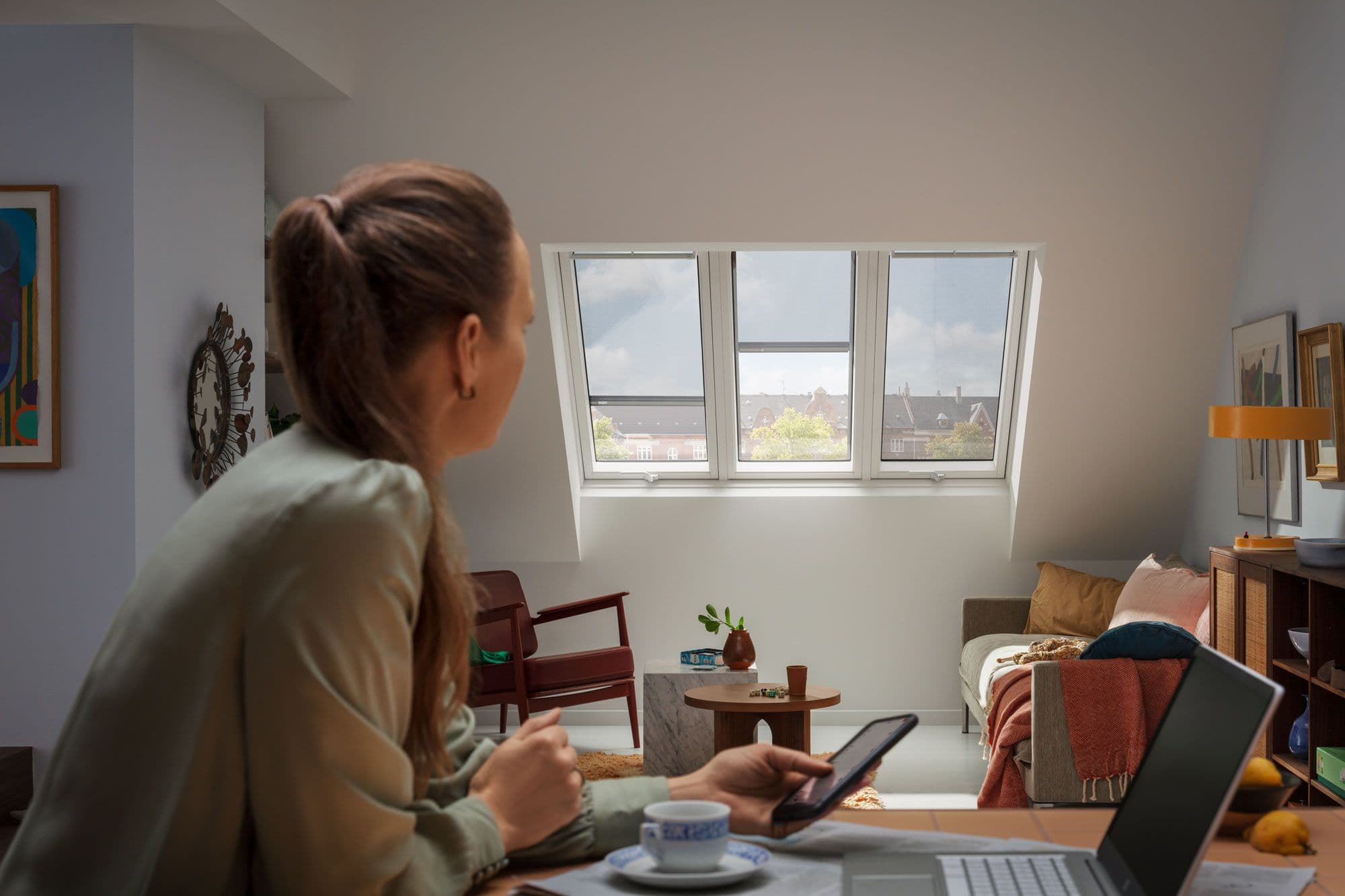 Betjen VELUX solcelledrevet 2i1 og 3i1 med den medfølgende veggbryteren. For best komfort betjenes vinduene med mobilen via VELUX App Control eller VELUX ACTIVE inneklimakontroll.