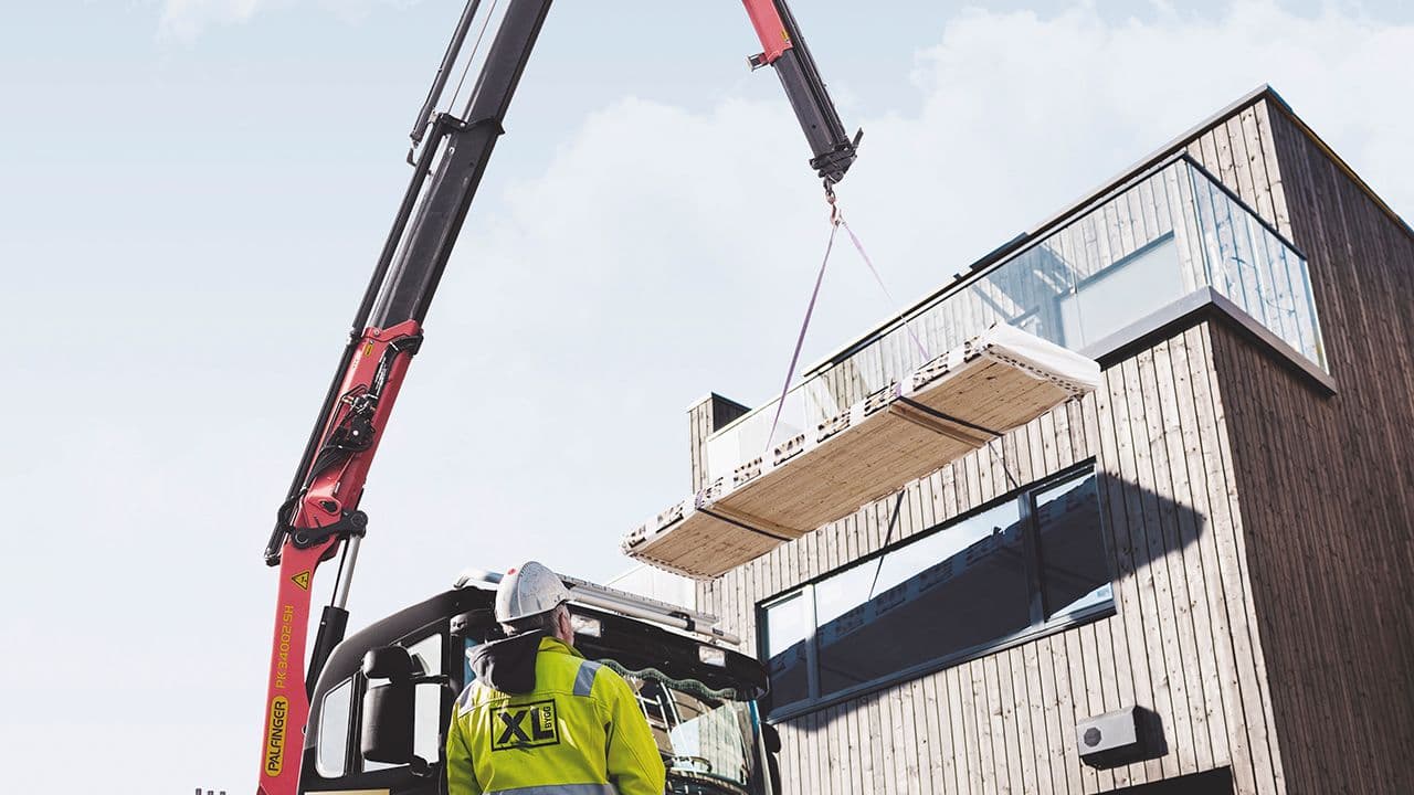 Kran som løfter materialer for oppgradering av selve bygningskroppen som enøk-tiltak.