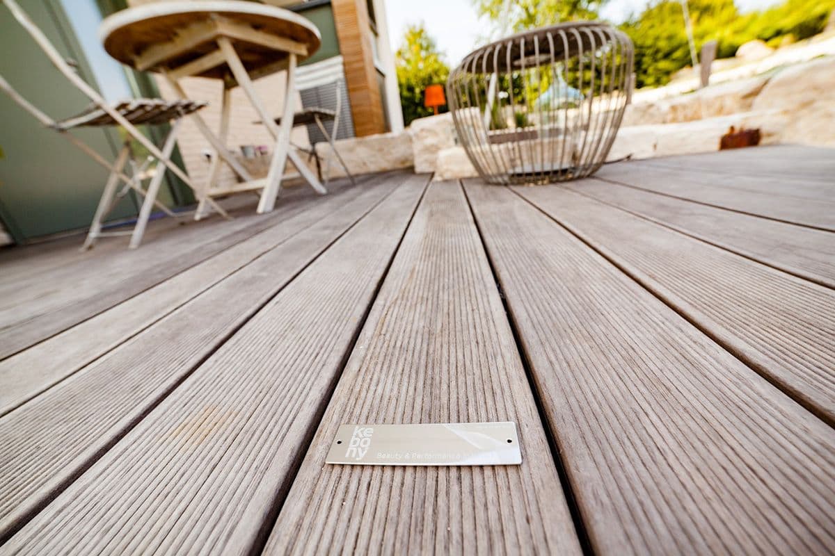 nærbilde av en terrasse med Kebony furu terrassebord