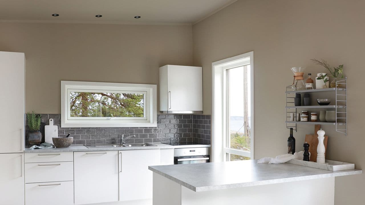 Gammelt kjøkken i hvitt med nye vegger.