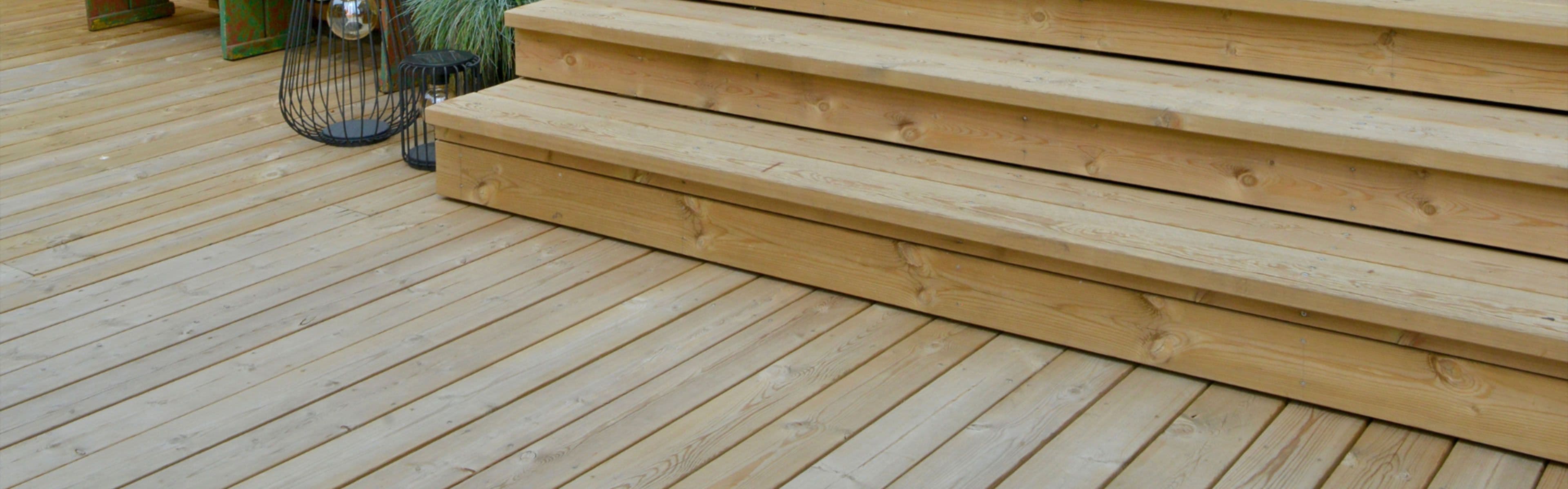 Trykkimpregnerte terrassebord på terrasse med trapp