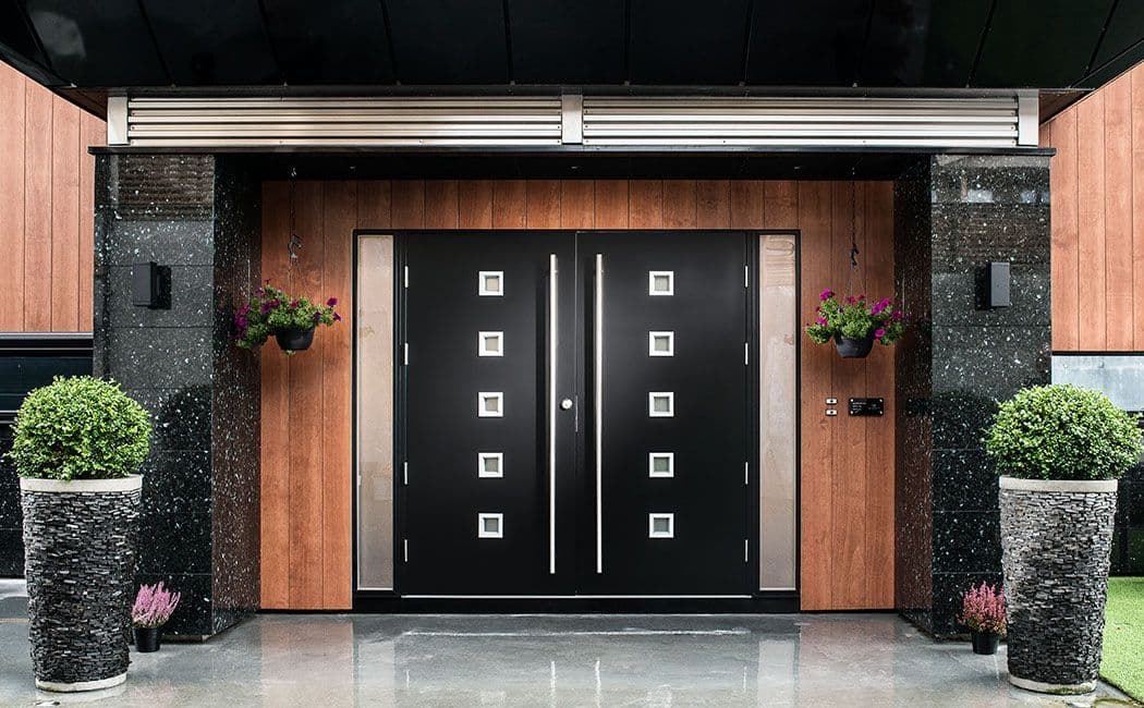 Eksklusivt inngangsparti med svarte dobbeltdører