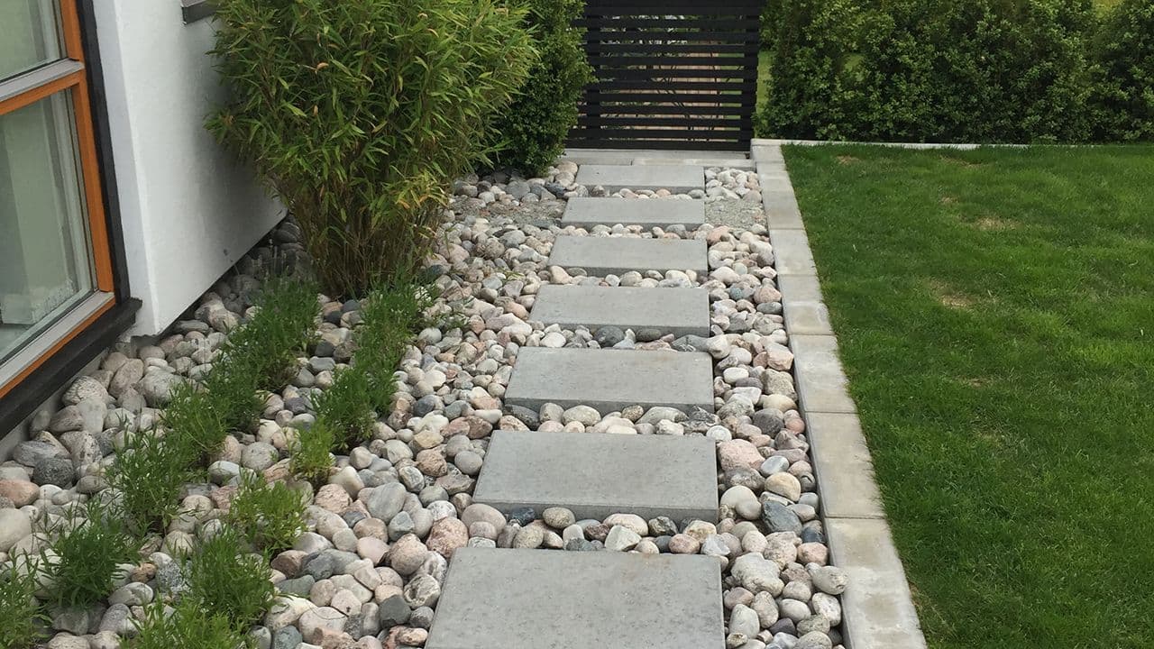 Større dekorstein brukt som overgang til hage.