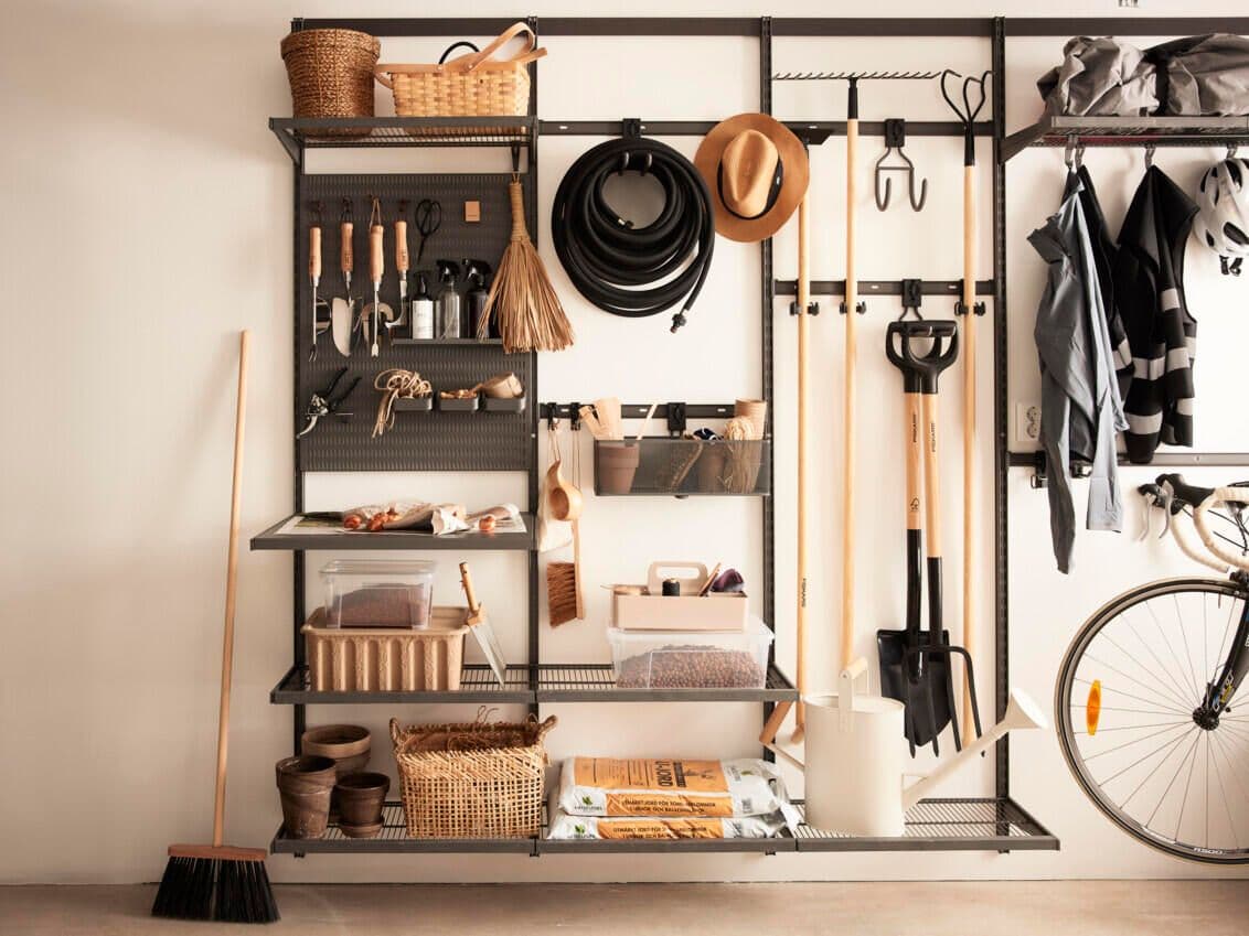 Garasjeinnredning til oppbevaring av hageutstyr.