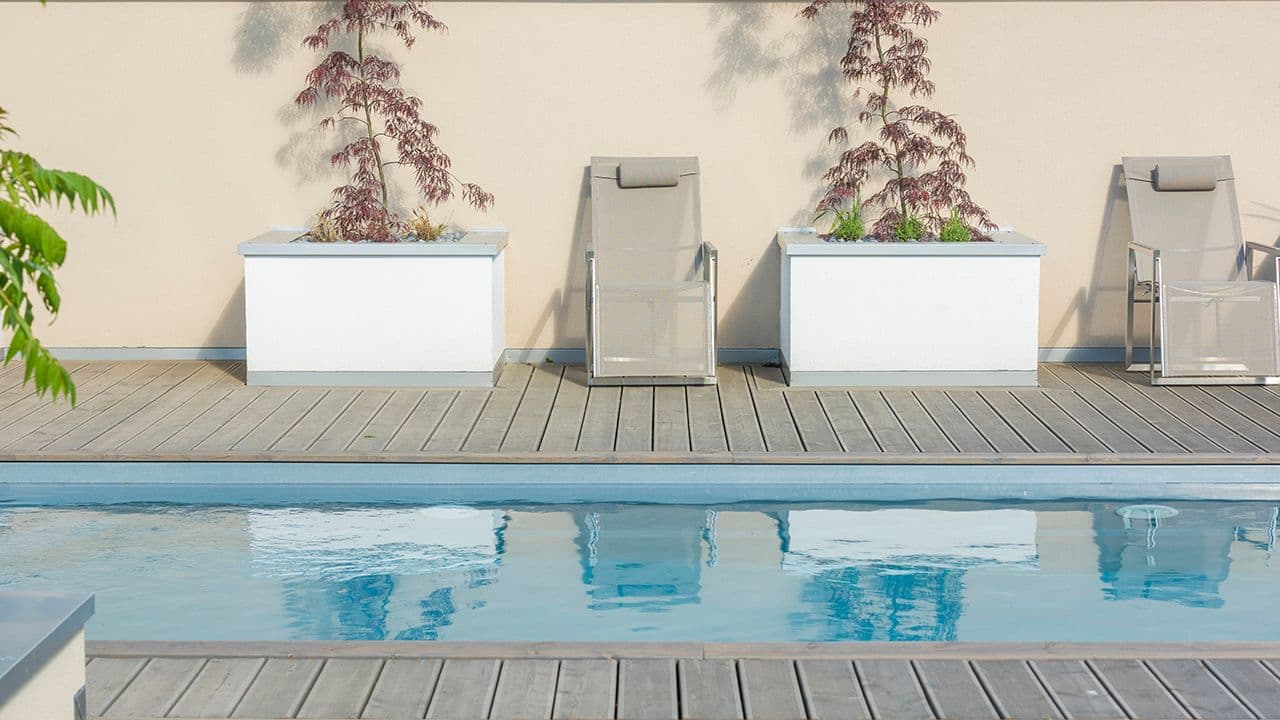 MøreRoyal terrassebord i grå ved basseng.