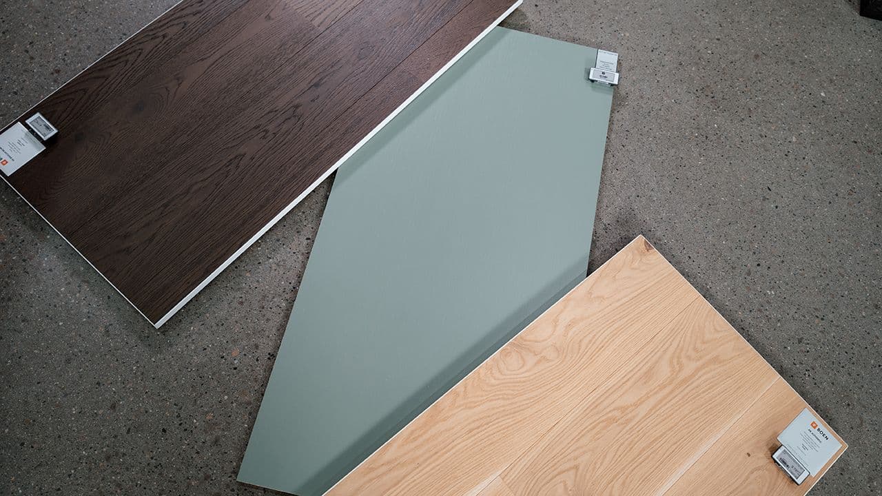 Prøve på mørkt og lyst gulv mot farget vegg.