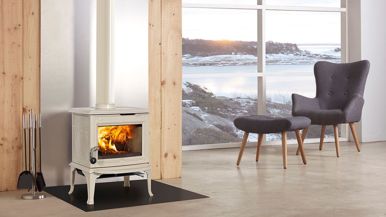 Hvit liten vedovn til hytte i stue.