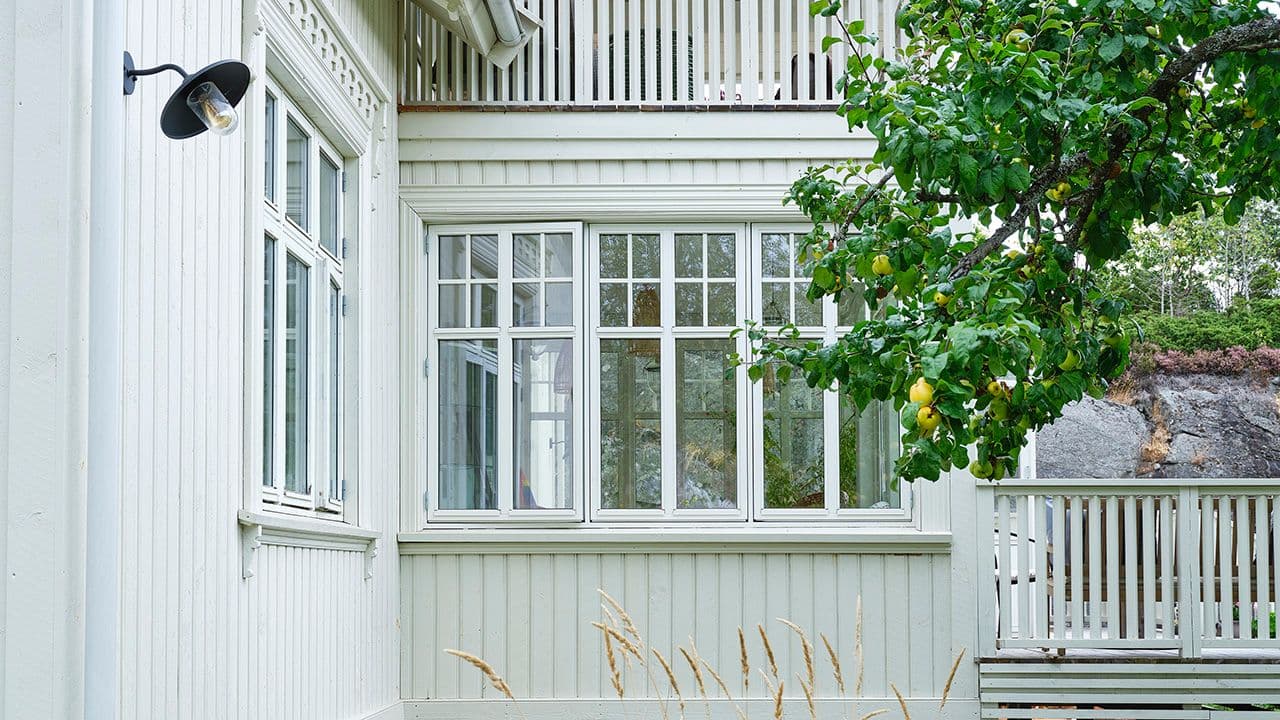 Hus med vinduer med sprosser.