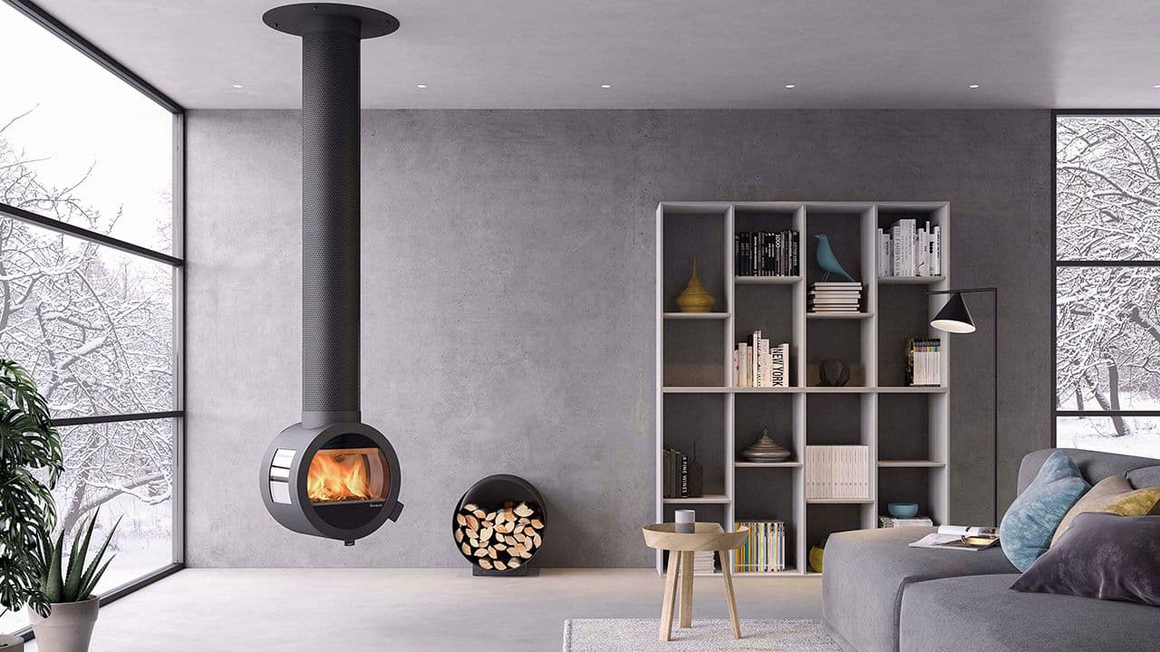 En rund, takhengt peisovn fra Nordpeis i en stue