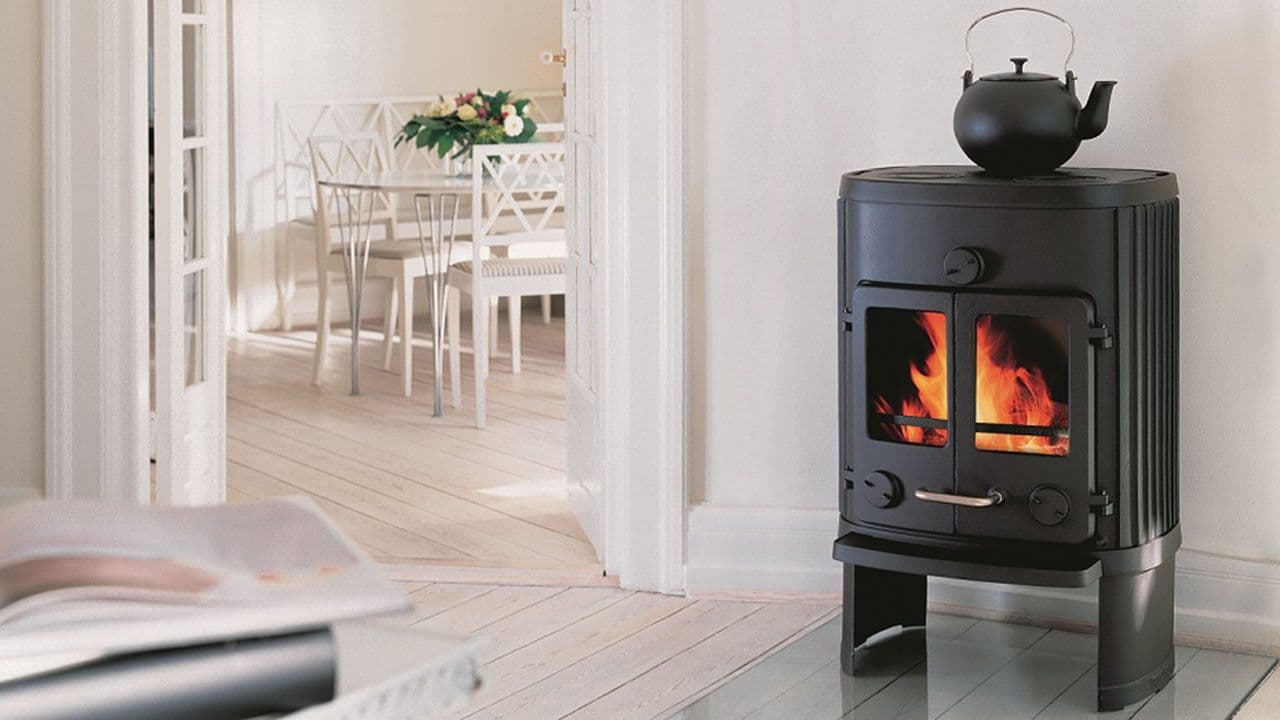 Vedovn med kokeplate i stue.