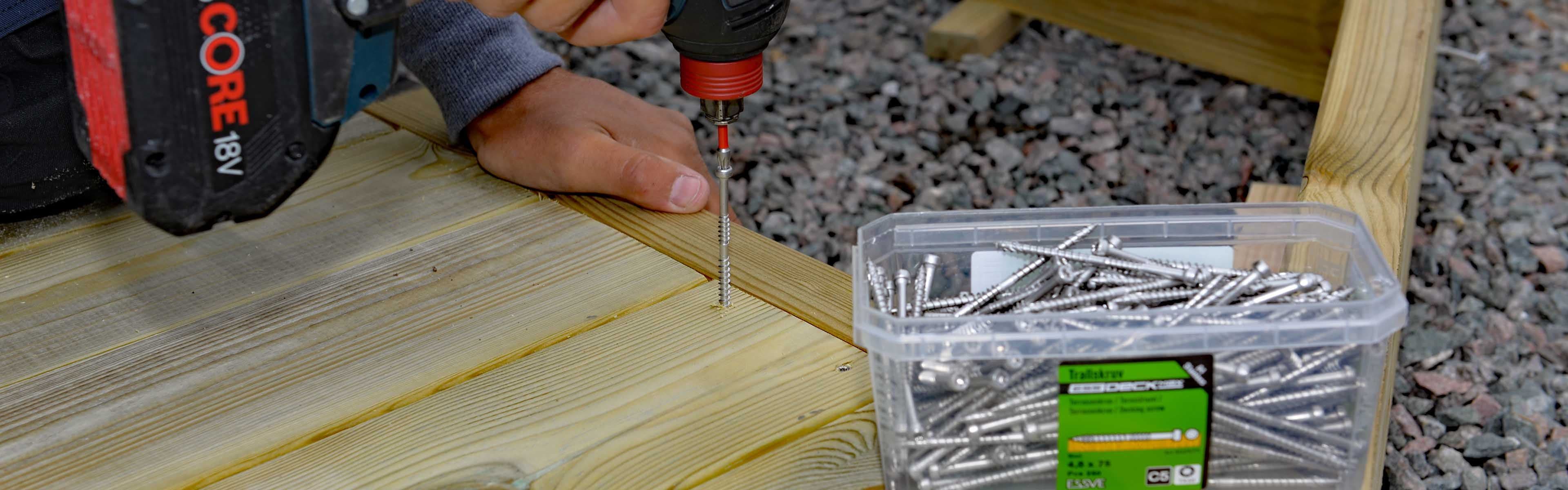 Syrefaste skruer som skrus i terrasse.