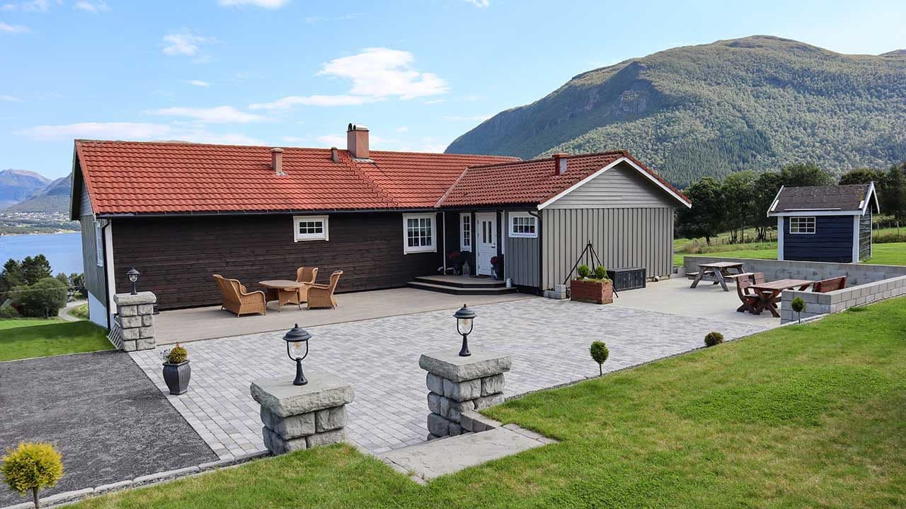 Belegningsstein på gårdplass er et alternativ til brostein gårdsplass.