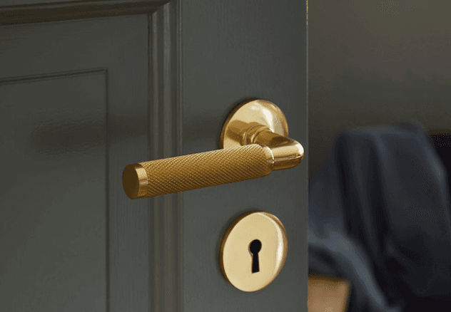 mørk dør med gull håndtak