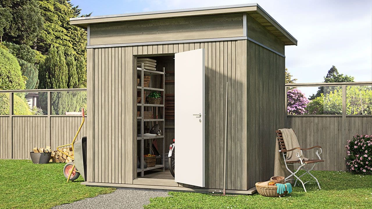 Hage med liten utebod i grå med hvit dør.