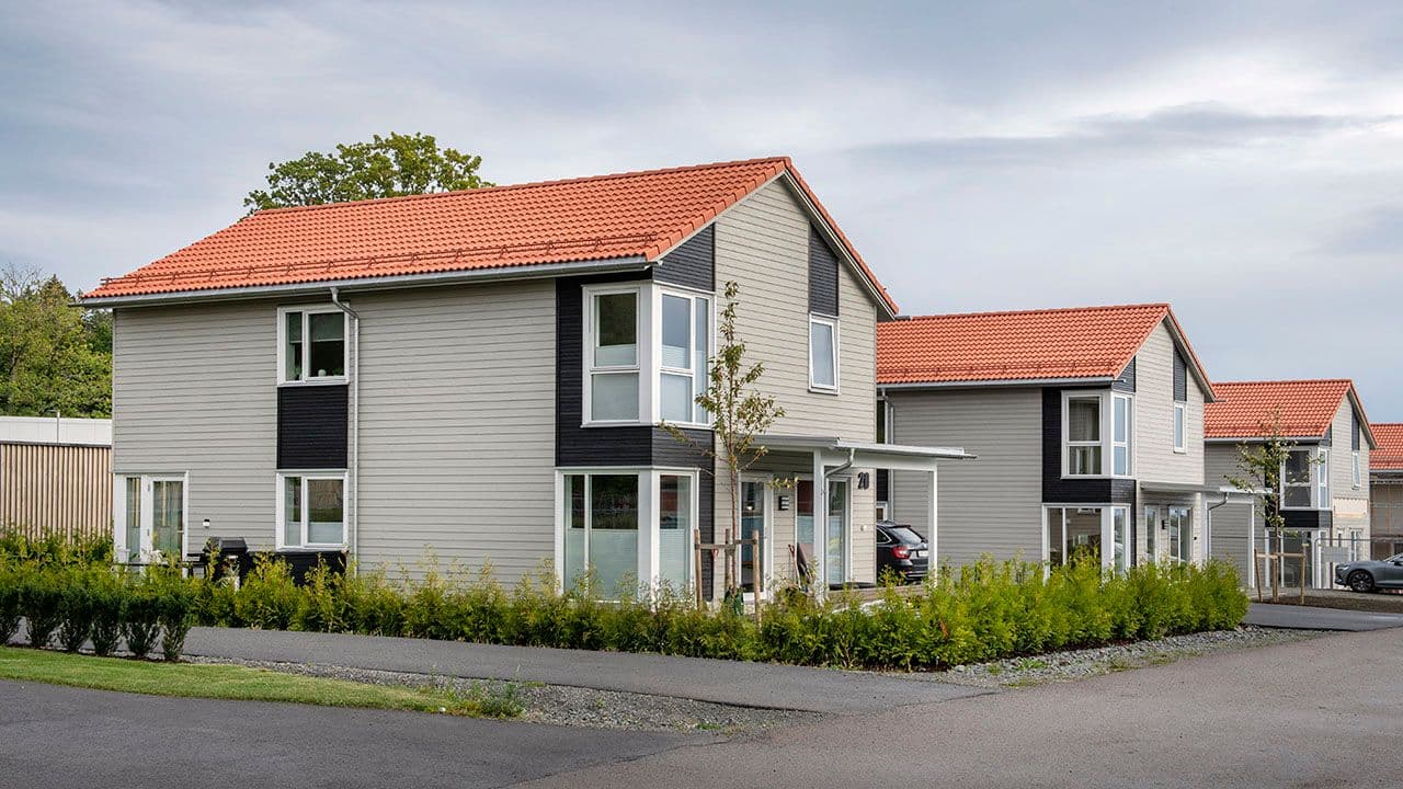 Tre eneboliger på rekke med kjernekledning fra Hasås.