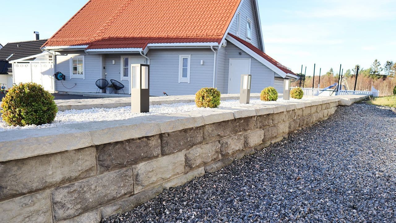 Støttemur med Aas Tindeblokk og Aas Såleblokk som fundament til støttemurer.